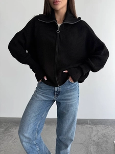 Cardigan donna nero in maglia a coste larghe con chiusura lampo a grande anello argento