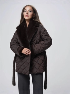 Manteau matelassé marron foncé avec col en fourrure synthétique et ceinture réglable