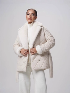 Veste matelassée crème pour femme avec col et poignets élégants en fausse fourrure blanche