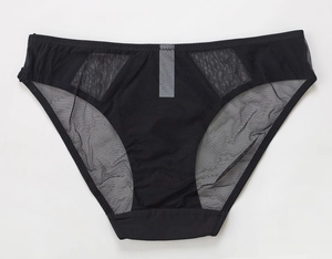 Detalle plano de bragas de malla negra transparente con banda plateada decorativa y tela
