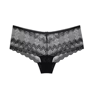 Bragas sexys de encaje negro de cintura baja con lazo decorativo en fondo blanco