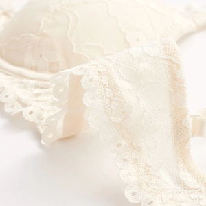 Détails de dentelle pour soutien-gorge push-up crème avec broderies et bords festonnés