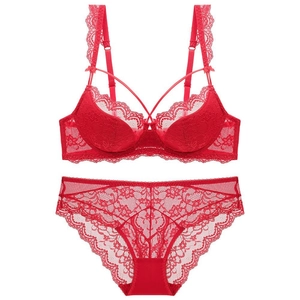 Ensemble de lingerie en dentelle rouge avec broderie florale et détails de nœuds