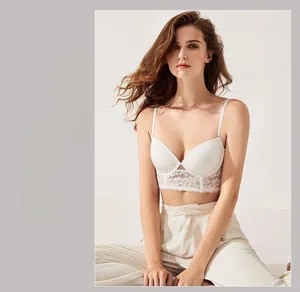 Detail eines weißen Spitzen-Bralettes mit feinen Trägern und edlem floralem Spitzenbesatz