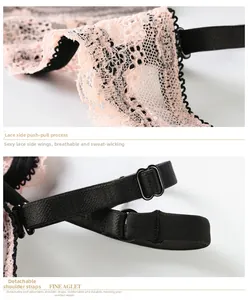 Détail d'ailes latérales en dentelle rose avec bords festonnés noirs et bretelles
