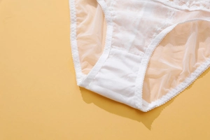 Détail des bords en dentelle blanche et du tissu mesh respirant sur culotte taille basse