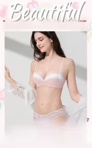 Detalle de sujetador push-up rosa claro con encaje blanco y tirantes finos ajustables