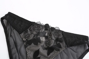 Detalle de braga de encaje negro con bordado de rosas y malla transparente de alta calidad
