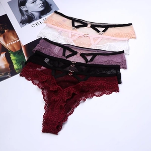 Lot de strings en dentelle avec tulle à pois et anneau cœur en 5 coloris variés