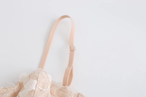 Detalle de bordado floral y tirantes ajustables en este sujetador tipo corsé beige