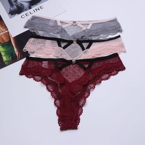 Détail de trois strings en dentelle avec mesh à pois et boucles métalliques en forme de cœur
