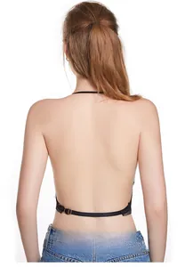 Detalle de sujetador de encaje negro con espalda descubierta y diseño en U profundo