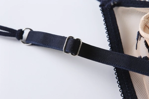 Détail de la bretelle bleu marine avec boucle de réglage en métal argenté et anneau brillant