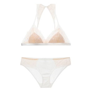 Dettaglio del ricamo floreale in pizzo bianco e tessuto di seta sul set di lingerie francese