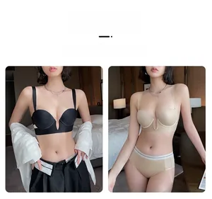 Detalle de conjunto de sujetador push-up escote en V sin costuras y braguita a juego
