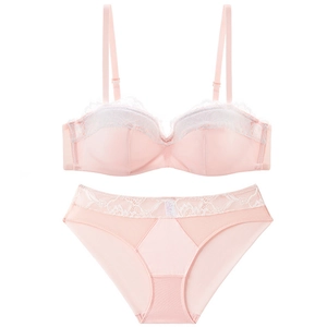 Conjunto de lencería de satén rosa con encaje blanco, tirantes ajustables y braguita