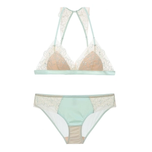 Dettaglio del set reggiseno e slip in pizzo verde menta con ricami floreali e raso