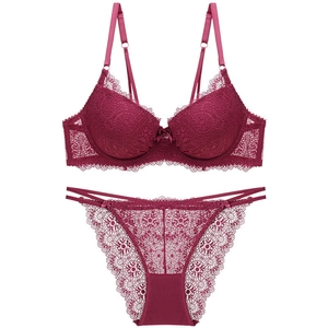 Conjunto de lencería de encaje granate con sujetador push-up y braga de corte alto