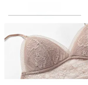 Detalle de sujetador de encaje rosa con diseño floral y forro suave de alta transpirabilidad