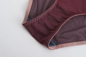 Détail du tissu en maille respirante bordeaux et bordure élastique en zigzag sur culotte