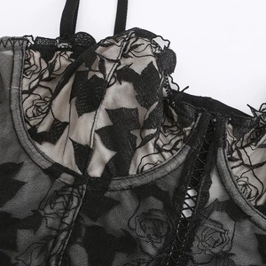 Sujetador corsé de encaje floral negro con bordado de rosas y detalles de tiras cruzadas