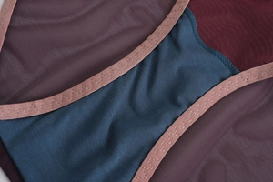 Détail macro du mesh violet et du satin bleu avec coutures en zigzag de qualité