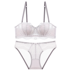 Lingerieset van kant met halve cup beha en bijpassende slip in licht roze paars kleur