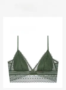 Détail d'une bralette en dentelle verte avec maille respirante et petit nœud décoratif