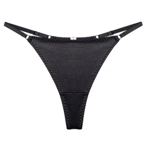 Elegante perizoma in raso nero con spalline regolabili e dettagli in pizzo raffinato