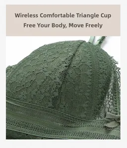 Vue détaillée du bonnet triangle en dentelle verte avec design sans armature et motifs floraux