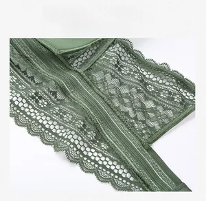 Gros plan du soutien-gorge en dentelle verte avec ourlet large et texture florale