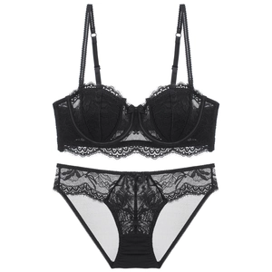 Detailopname van zwarte Franse kanten lingerieset met balconette bh en bijpassende slip