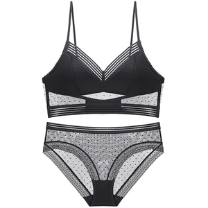 Ensemble bralette et culotte en dentelle noire dos nu avec maille à pois élégante