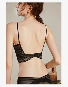 Détail de soutien-gorge en dentelle noire à dos en U et culotte en maille assortie