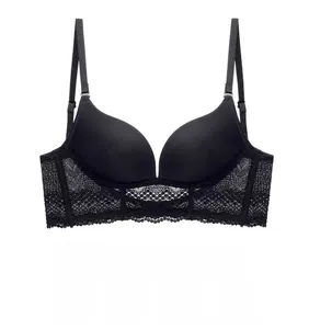 Detalle de sujetador negro sin aros con encaje exquisito y tirantes ajustables
