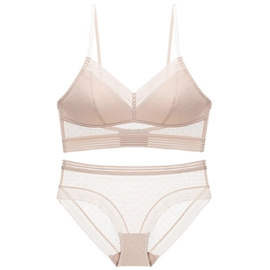 Ensemble bralette en dentelle beige avec soutien-gorge triangle en tulle à pois