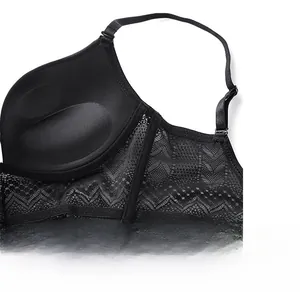 Detalle de copa de sujetador de encaje negro con relleno push-up y forro interior