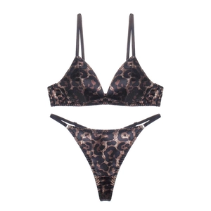 Conjunto de lencería de satén con estampado de leopardo, sujetador triángulo y tanga