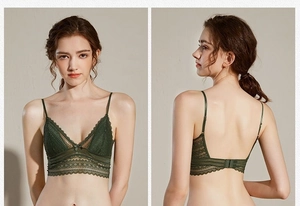 Détails de la bralette en dentelle vert foncé avec motifs floraux et vue sur le dos en U