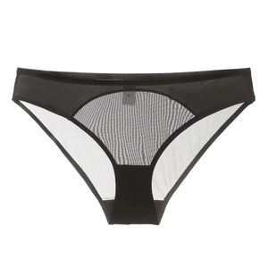 Détail des empiècements en résille noire sur culotte transparente avec fond coton
