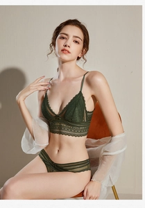 Vue détaillée de l'ensemble de lingerie en dentelle vert foncé avec soutien-gorge triangle