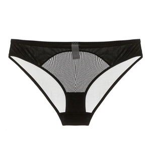 Vue détaillée du slip noir pour femme avec empiècements en résille et entrejambe en coton