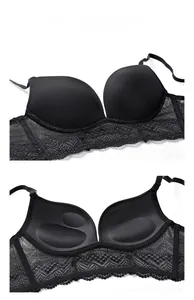 Detalle de sujetador de encaje negro con textura delicada y almohadillas push-up suaves