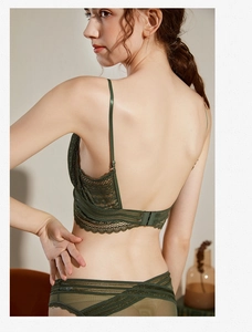 Détail du dos de cet ensemble de lingerie en dentelle vert foncé aux fines bretelles