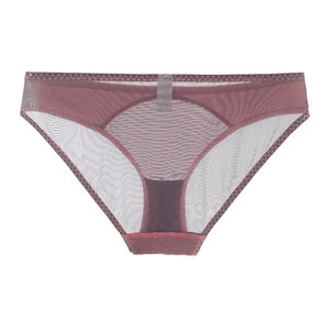 Détail de couture en maille bordeaux et tissu rayé avec gousset en coton sur culotte