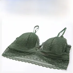 Bralette en dentelle vert foncé à plat avec motifs floraux et un petit nœud décoratif
