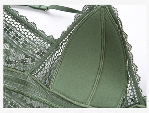 Vue détaillée de la dentelle florale vert foncé et des coutures du bonnet triangle
