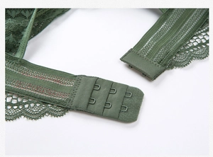 Détail de la fermeture dorsale du soutien-gorge en dentelle vert foncé avec agrafes triples