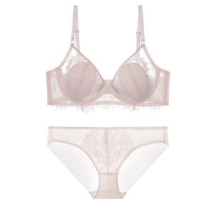 Vue détaillée d'un ensemble de lingerie en dentelle rose avec résille à fleurs