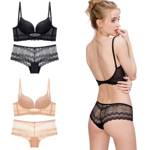 Conjunto de lencería de encaje sin costuras con espalda en U en negro y beige